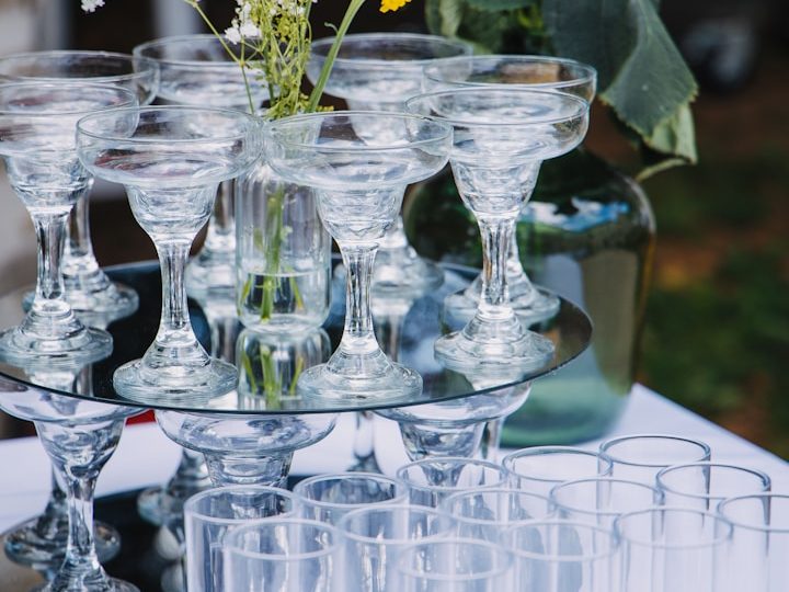 Verres à champagne empilés avec des fleurs dans un vase.