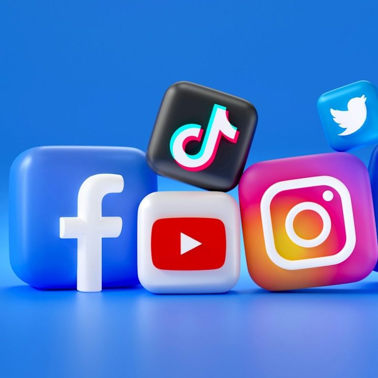 Logos de réseaux sociaux sur un fond bleu : Facebook, YouTube, Instagram, TikTok, Twitter.