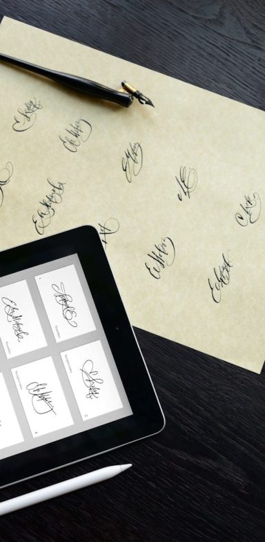 Panneau avec des croquis de signatures et une tablette en dessous.