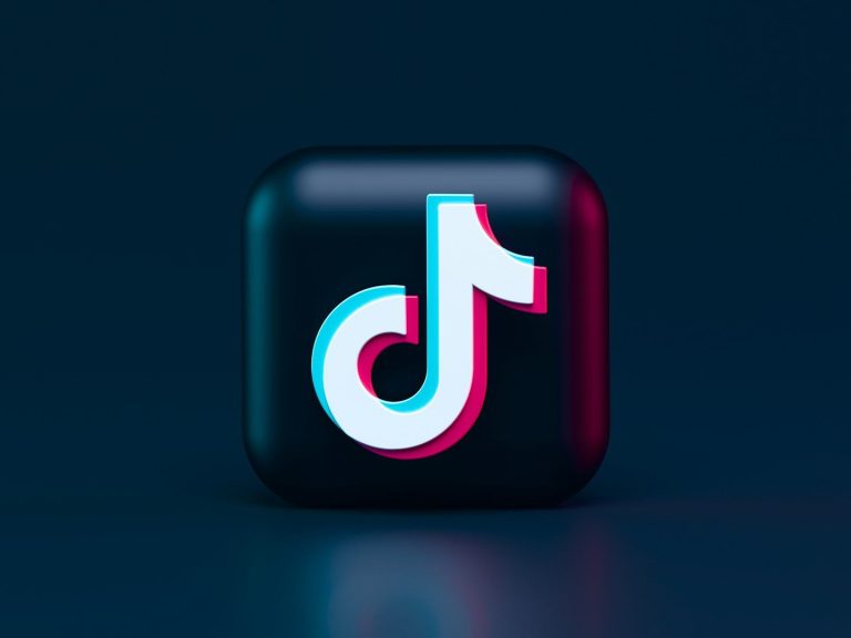 Logo de TikTok avec des couleurs vives sur un fond sombre.