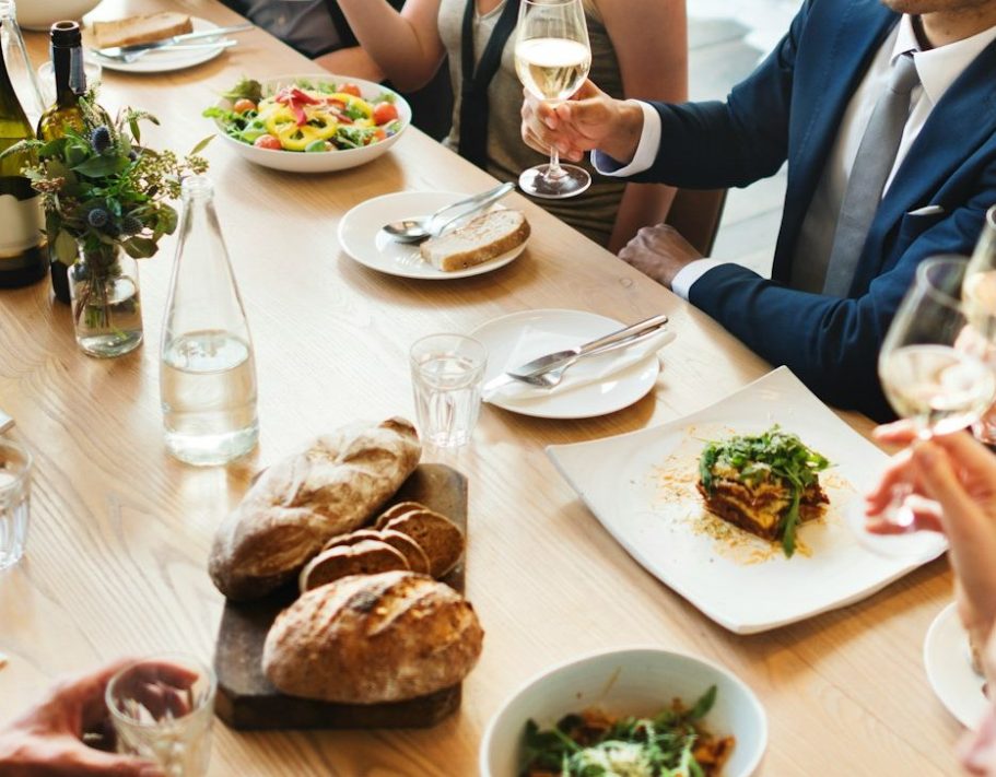 Des dossiers et des chemises colorées sur un bureau dans un environnement de bureau.